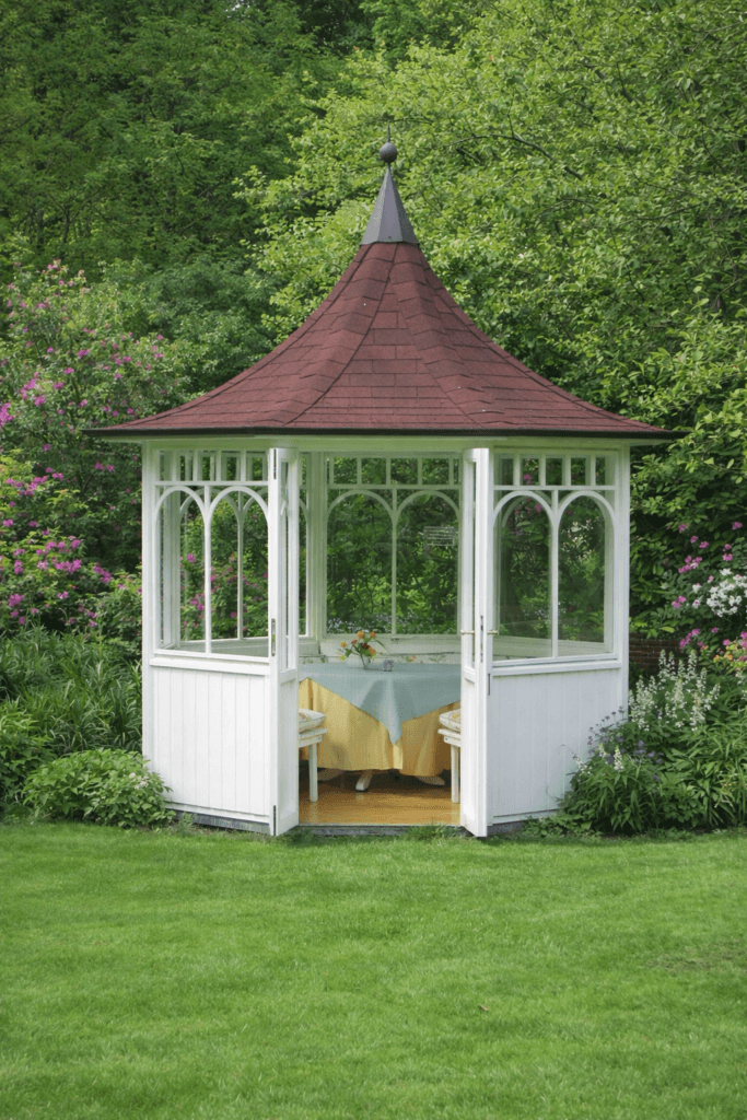 Elegance Pavillon im Garten unter blühenden Pflanzen