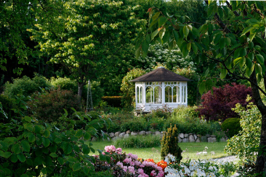 Cottage Garden mit Holz-Pavillon