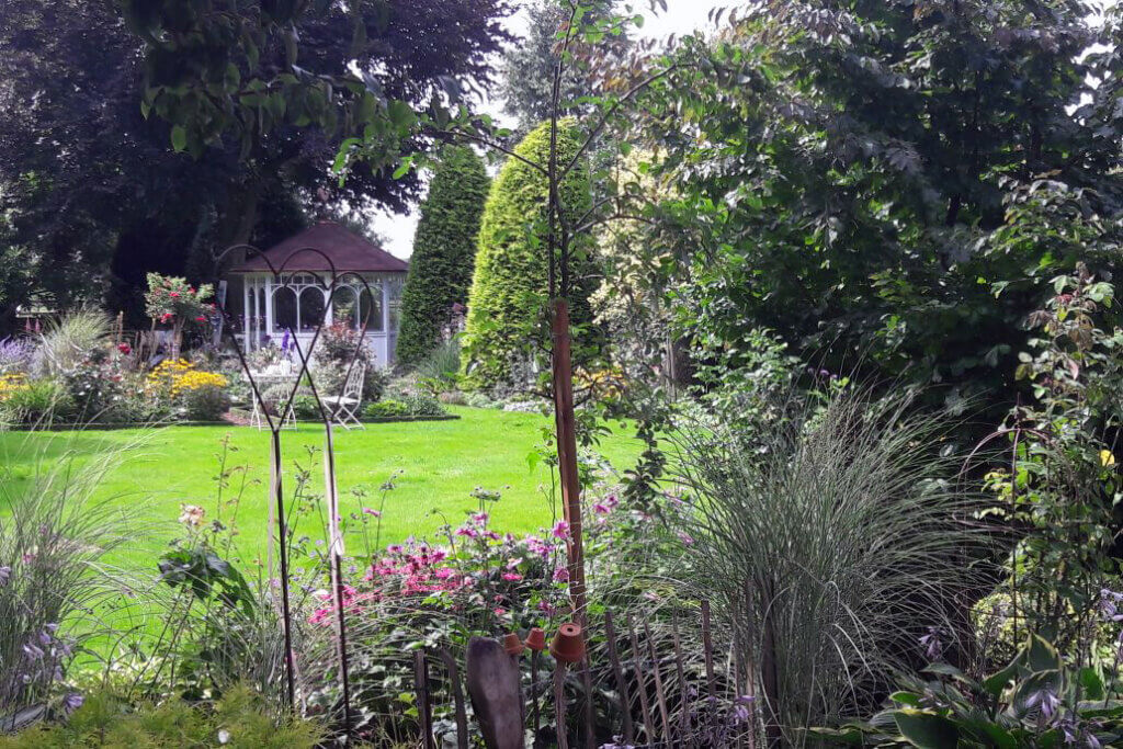 Schöner Holz-Pavillon im englischen Cottage Garden