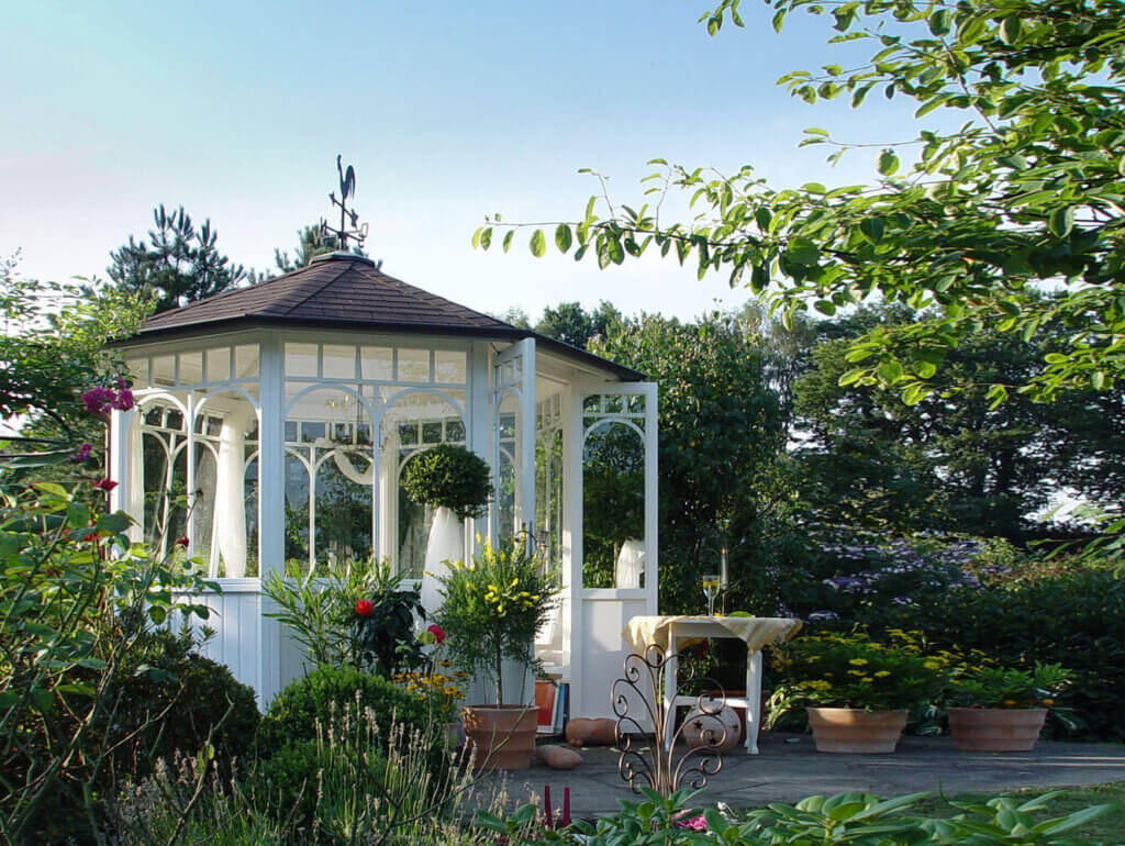 6-eckiges Gartenhaus mit Blumen