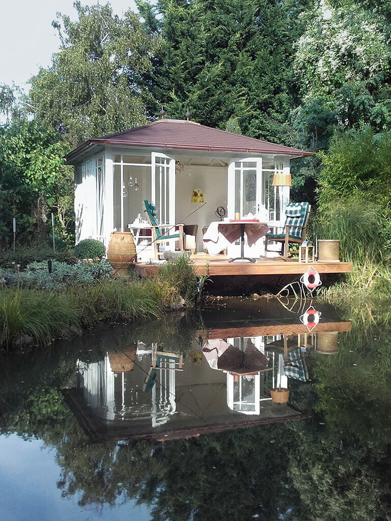 Im Stil modern überzeugt der Gartenpavillon durch markante Linienführung und frische Sachlichkeit